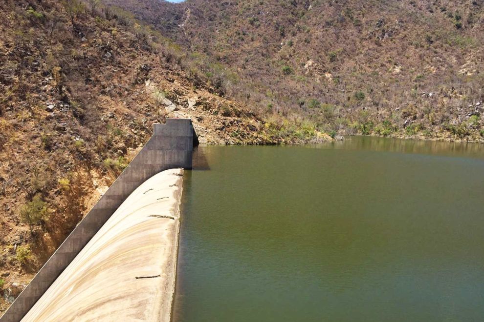 presa-agua-montañas-vegetacion-llena-al-maxino-sol-los-cabos--990x660
