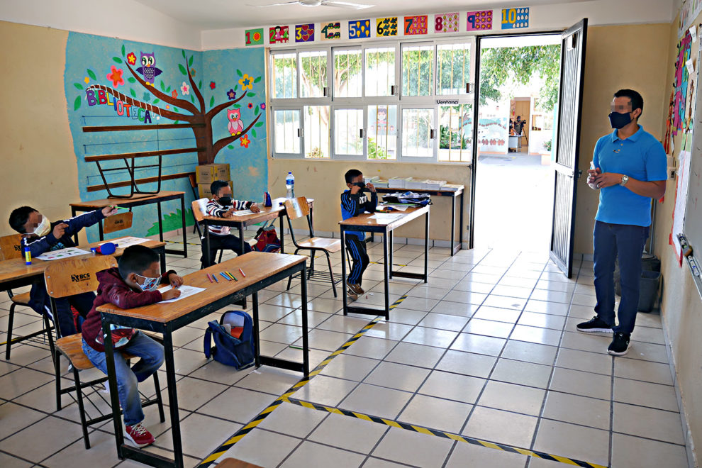 educacion-escuela-docente-primaria-salon-bcs-990x660