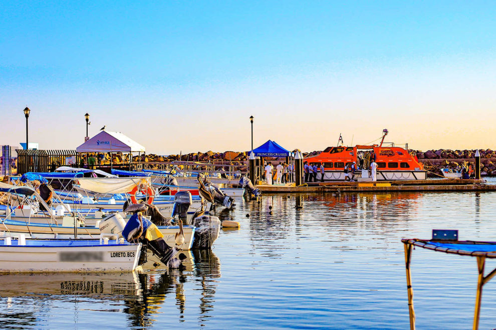 lanchas-loreto-bcs-turistas-llegada-de-turistas-crucero-darsena-de-malecon-pueblo-magico-embarcaciones--990x660