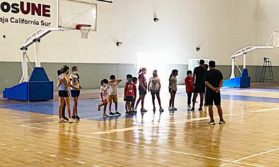 deporte-insude-basquetbol-ninos-pequenos-menores-infantes-cancha-curso-verano-instructor-maestro-profesor-990x660