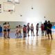 deporte-insude-basquetbol-ninos-pequenos-menores-infantes-cancha-curso-verano-instructor-maestro-profesor-990x660