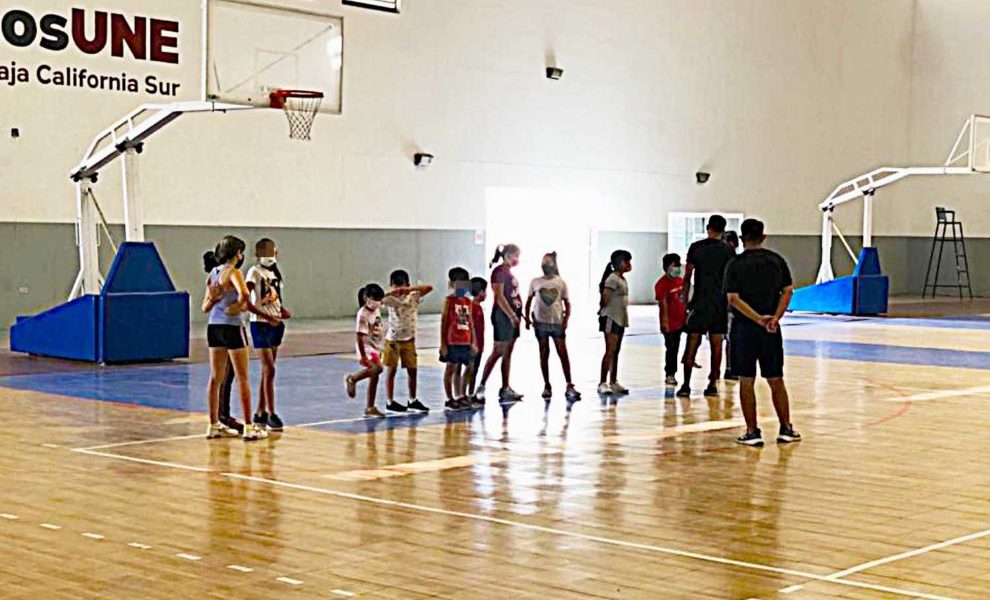 deporte-insude-basquetbol-ninos-pequenos-menores-infantes-cancha-curso-verano-instructor-maestro-profesor-990x660