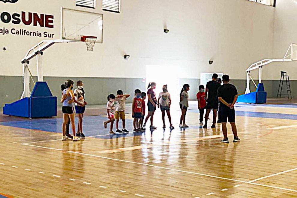 deporte-insude-basquetbol-ninos-pequenos-menores-infantes-cancha-curso-verano-instructor-maestro-profesor-990x660