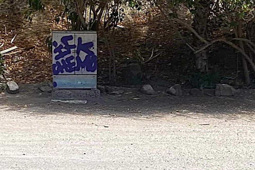 grafiti-grafitear-pared-vandalismo-caja-telmex-cables-vandalizar-990x660