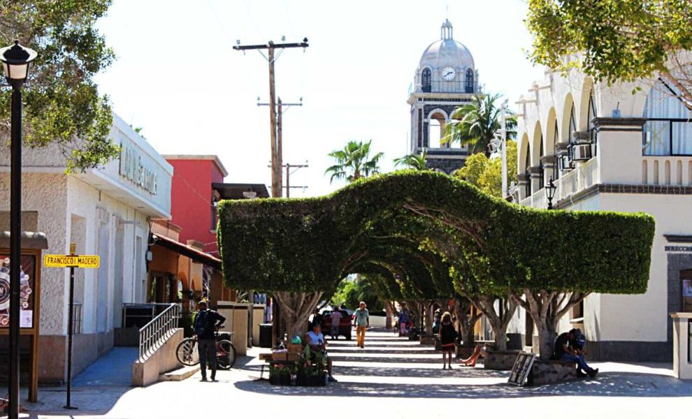 loreto-bcs-contro-hisotorico-plaza-callejon-municipio-pueblo-magico-personas-caminando--990x660