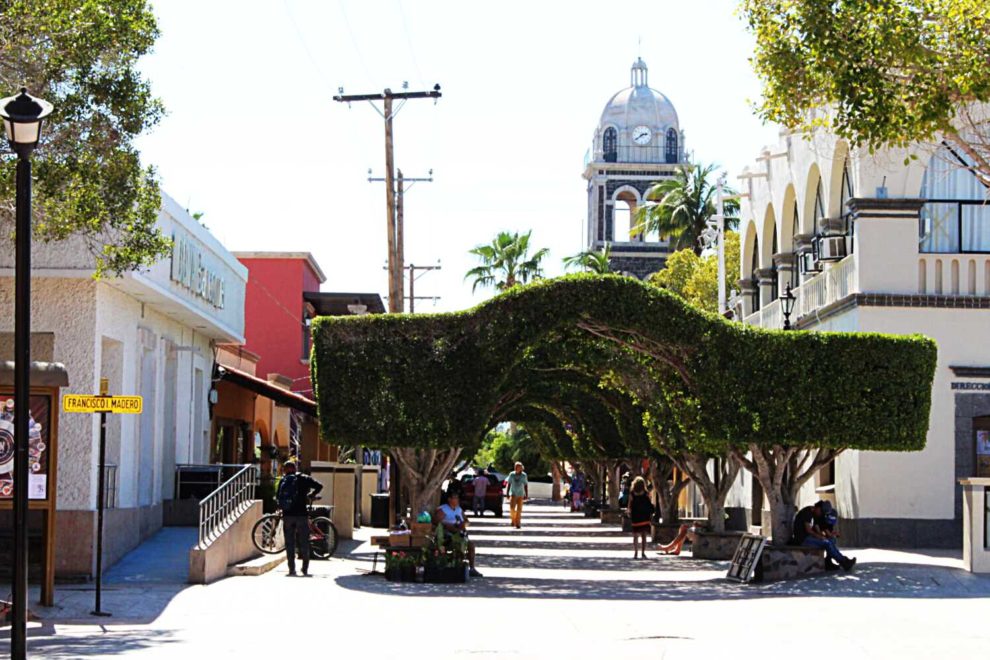 loreto-bcs-contro-hisotorico-plaza-callejon-municipio-pueblo-magico-personas-caminando--990x660