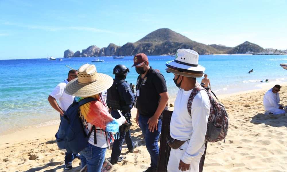 05-Para-garantizar-que-vendedores-ambulantes-cumplan-con-lineamientos-personal-de-Inspeccion-Fiscal-en-Los-Cabos-monto-operativo-sorpresa-2