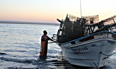 langosta-pescadores-lancha-playa-jaulas-pesca-acuacultura-trampas-990x660