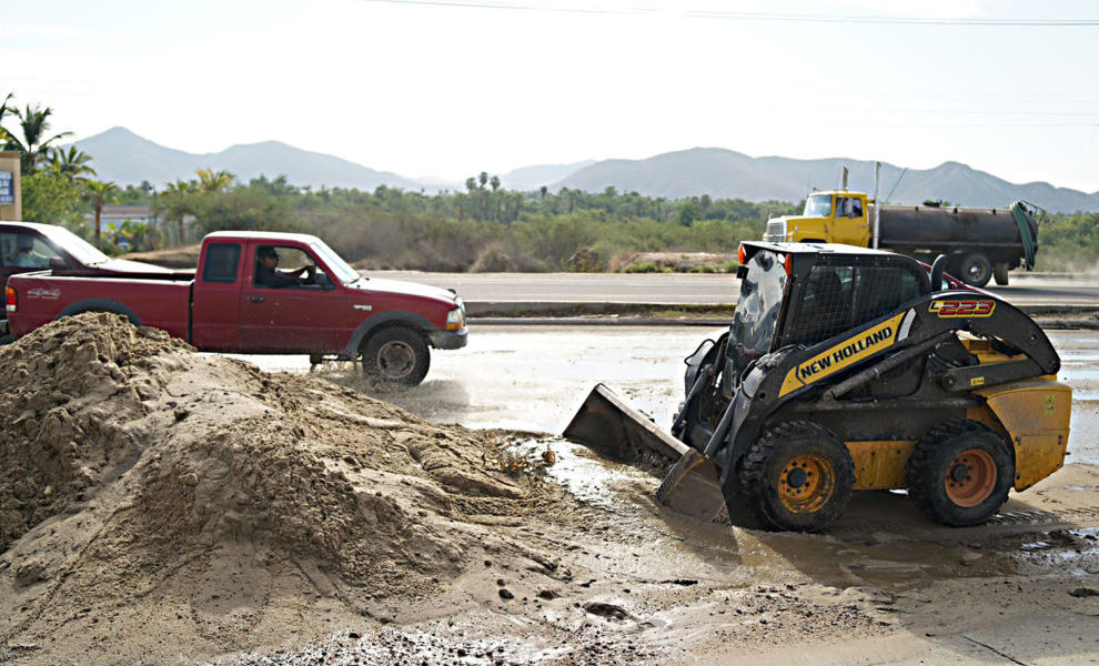 movilidad-maquinaria-pipa-vehiculos-tierra-limpieza-arroyos-servicios-publicos-cabo-1-990x660