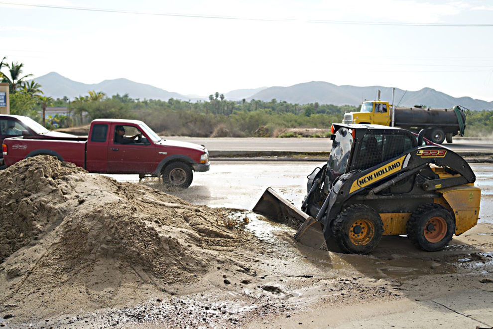 movilidad-maquinaria-pipa-vehiculos-tierra-limpieza-arroyos-servicios-publicos-cabo-1-990x660