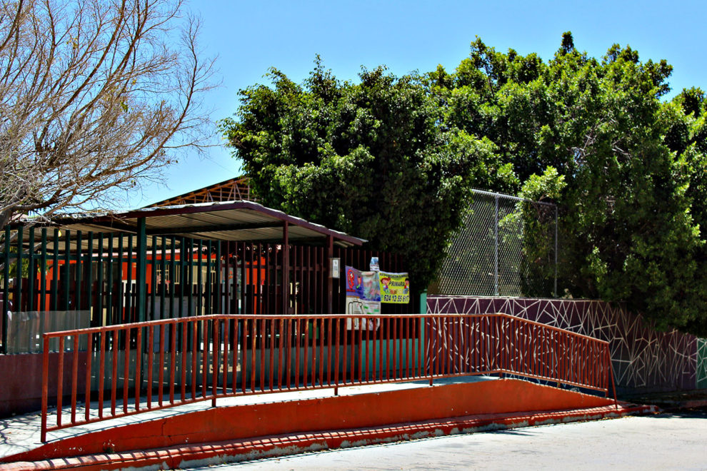 San-Jose-del-Cabo-primaria-escuelas-arboles-cielo-cerco-990x660