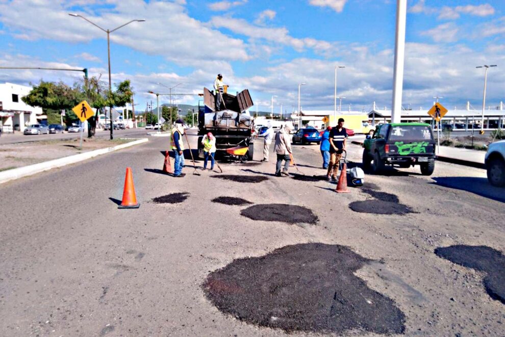 bacheo-la-paz-ayuntamiento-calles-huracan-kay-limpieza-vialidad--990x660