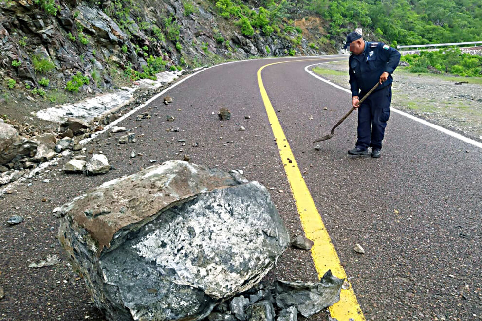 caida-de-rocas-carretera-san-antonio-la-paz-2-990x660