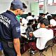 operativo-mochila-escuela-policia-revision-alumnos-profesor-autoridad-institucion-990x660