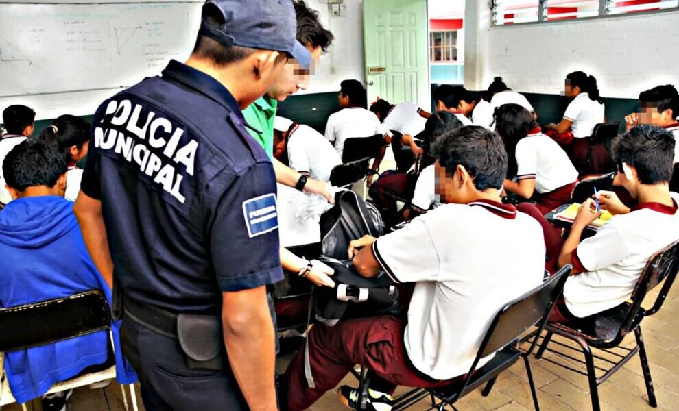 operativo-mochila-escuela-policia-revision-alumnos-profesor-autoridad-institucion-990x660