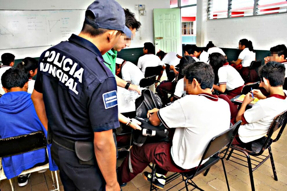 operativo-mochila-escuela-policia-revision-alumnos-profesor-autoridad-institucion-990x660