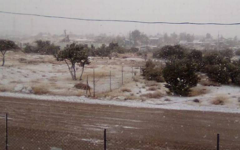 Reportan ligera nevada y agua nieve en La Rumorosa