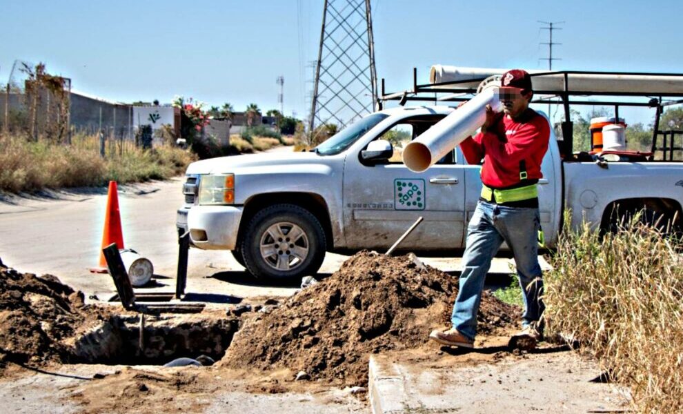 sapa-fuga-de-agua-reporte-trabajador-calle-vialidad--990x660