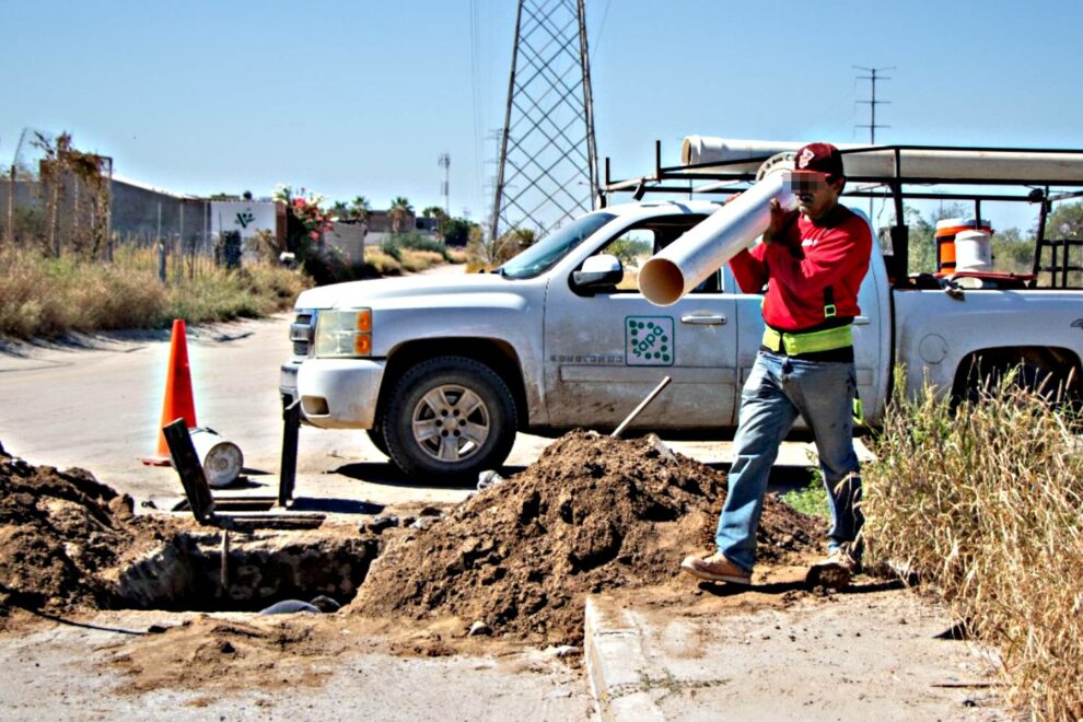 sapa-fuga-de-agua-reporte-trabajador-calle-vialidad--990x660