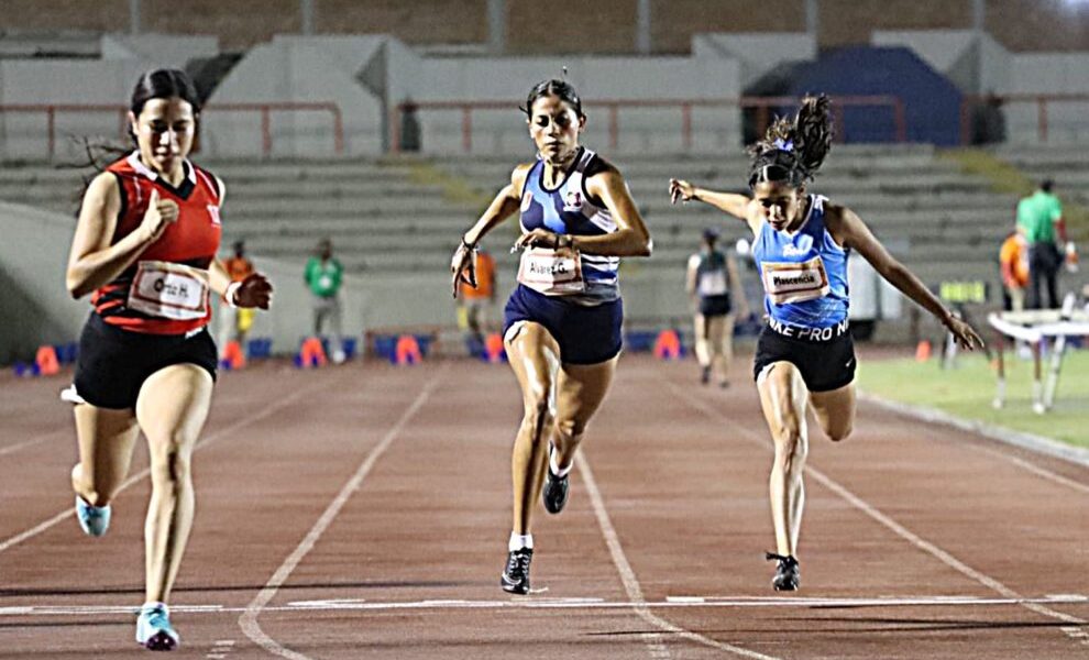 atletismo-corriendo-meta-competencia-deporte-mujer-mujeres-atletas-deportistas-conde-2022-990x660