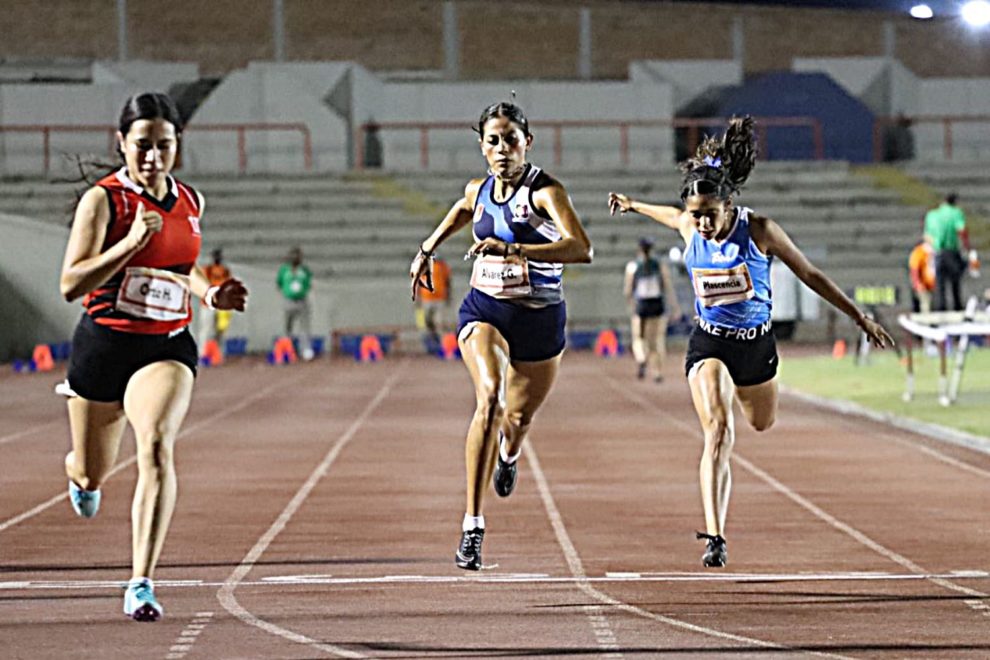 atletismo-corriendo-meta-competencia-deporte-mujer-mujeres-atletas-deportistas-conde-2022-990x660