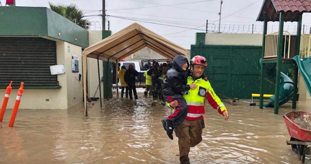 En Baja California operan siete albergues temporales para atender a la población afectada por las precipitaciones pluviales que se han registrado en la región. Se habilitaron cuatro espacios en Tijuana, dos en Mexicali y uno en Playas de Rosarito. El Sistema Estatal del DIF coordina la operación de los refugios temporales, además de poner a disposición el número telefónico de emergencias 911 para solicitar el traslado a estos albergues desde cualquier punto de estos tres municipios. Los refugios habilitados en Tijuana están en Camino Verde, el Santuario del Migrante, Unidad Deportiva Reforma y el Centro de Atención Integral para Familias Migrantes "Mariano Matamoros". En Playas de Rosarito se dispuso de espacios en la Unidad Deportiva "Profesor Andrés Luna Rodríguez". En el caso de Mexicali se dotó de cobijas y despensas al Albergue Peregrino y al Refugio Temporal Bellavista.