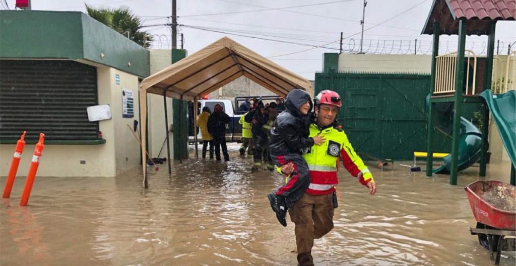 En Baja California operan siete albergues temporales para atender a la población afectada por las precipitaciones pluviales que se han registrado en la región. Se habilitaron cuatro espacios en Tijuana, dos en Mexicali y uno en Playas de Rosarito. El Sistema Estatal del DIF coordina la operación de los refugios temporales, además de poner a disposición el número telefónico de emergencias 911 para solicitar el traslado a estos albergues desde cualquier punto de estos tres municipios. Los refugios habilitados en Tijuana están en Camino Verde, el Santuario del Migrante, Unidad Deportiva Reforma y el Centro de Atención Integral para Familias Migrantes "Mariano Matamoros". En Playas de Rosarito se dispuso de espacios en la Unidad Deportiva "Profesor Andrés Luna Rodríguez". En el caso de Mexicali se dotó de cobijas y despensas al Albergue Peregrino y al Refugio Temporal Bellavista.