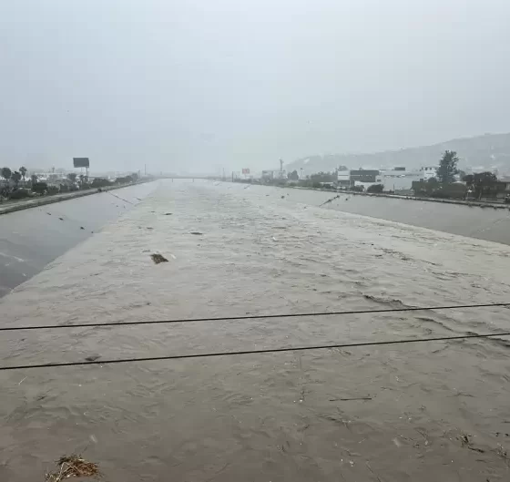 Demora de casi un día para suspender clases en Tijuana por tormentas