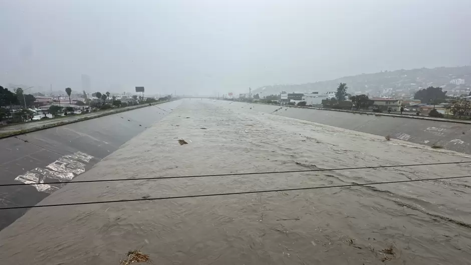 Demora de casi un día para suspender clases en Tijuana por tormentas